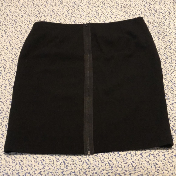 Ellen Tracy Black Pencil Skirt with Back Zipper Size: 10 - Picture 2 of 5